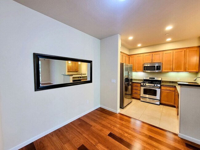 Building Photo - Stunning 2 Bed 2 Bath Penthouse Condo in L...