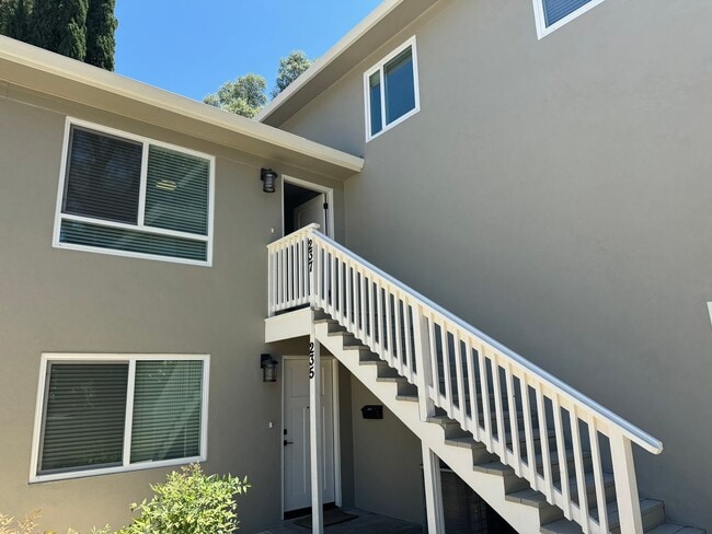 Building Photo - NICE UPSTAIRS UNIT WITH 2 BED 1 BATH IN GR...