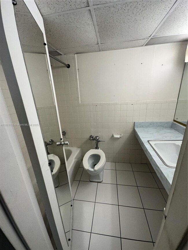 Foto del edificio - 26 Diplomat Pkwy