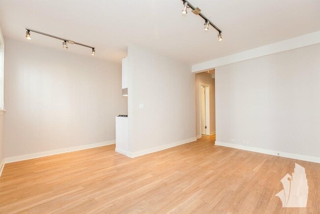 Building Photo - 541 W Belmont Ave