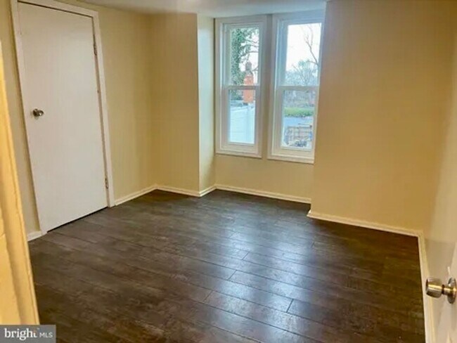 Building Photo - 3 bedroom end townhome in uptown Harrisburg