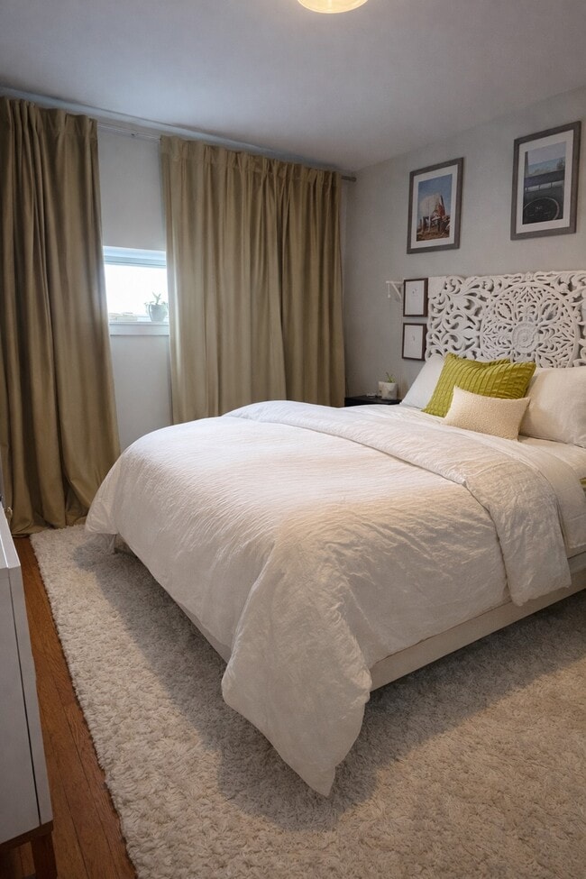 Building Photo - 240 Heath St