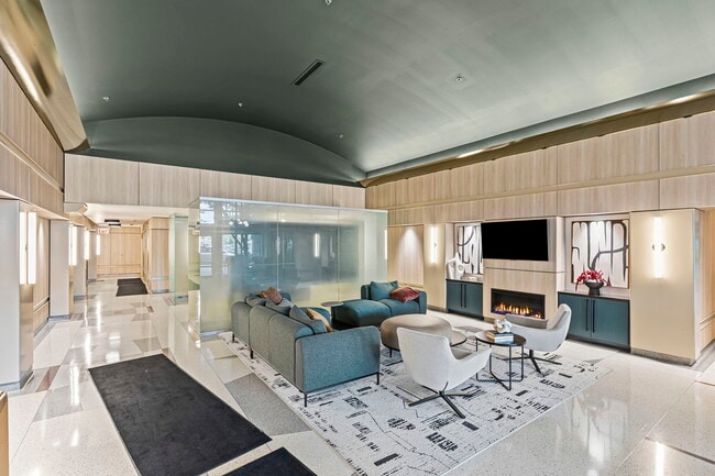 Building Photo - 933 W Van Buren St