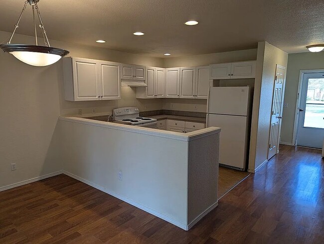 Building Photo - 3144 SE Sternwheeler Dr