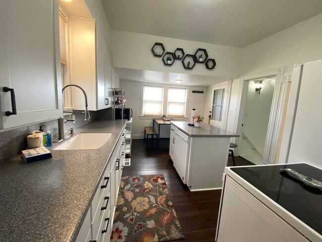 Foto del edificio - Stylish 3 Bedroom | 2 Bath Duplex in The D...
