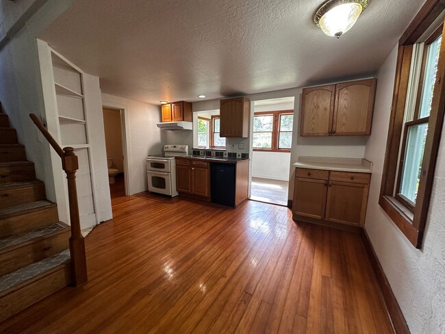 Building Photo - 3 Bedroom 2 Bath Single Family house with ...