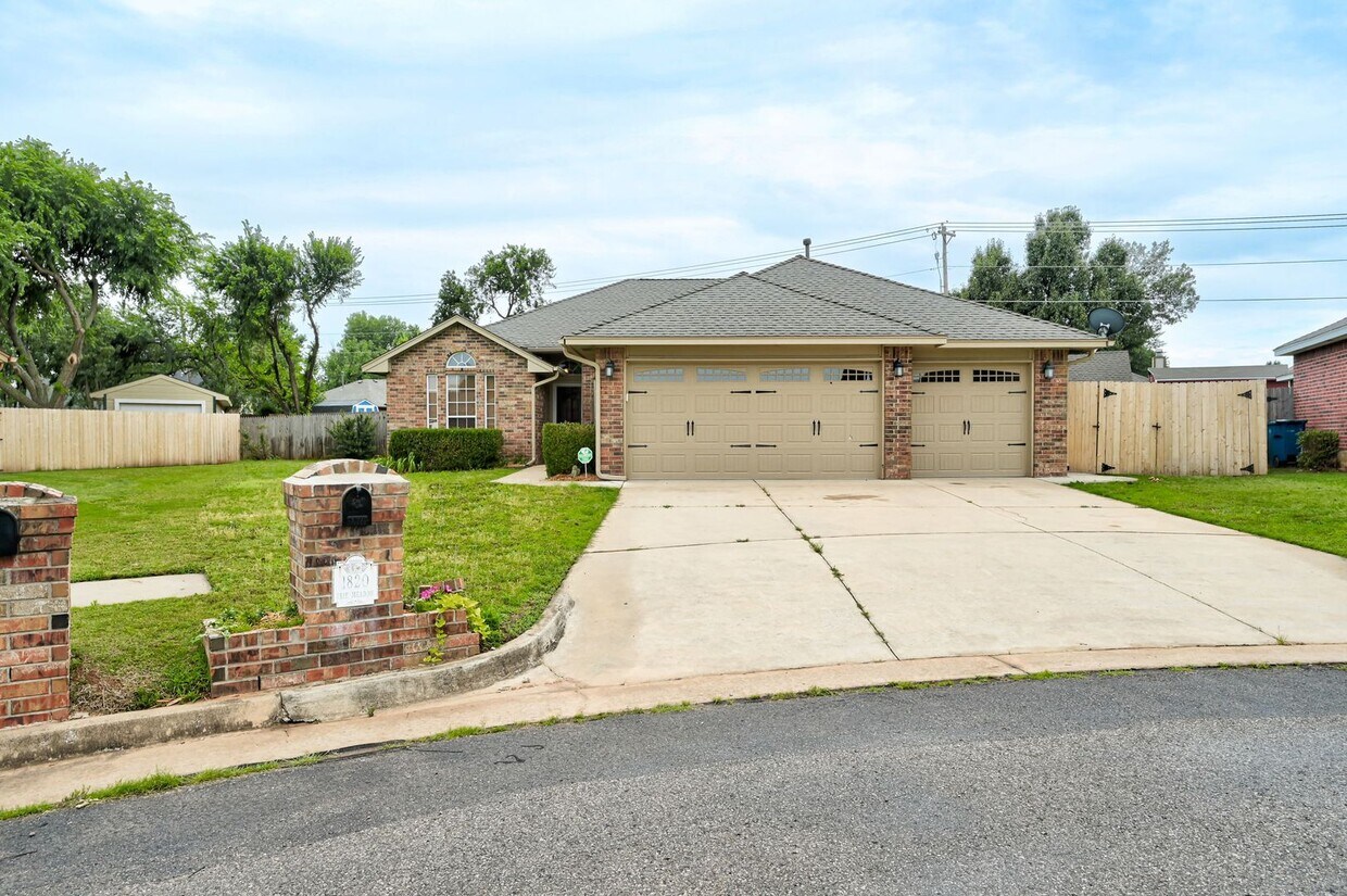 Primary Photo - Amazing 4BD/3BTH home with a 3 car garage ...