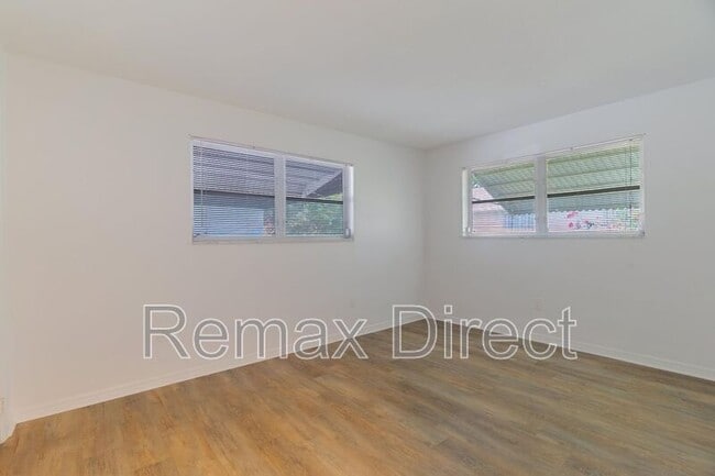 Foto del edificio - 4375 Forest Ln