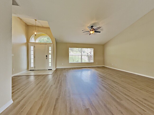 Building Photo - 1025 Lakeview Oaks Dr