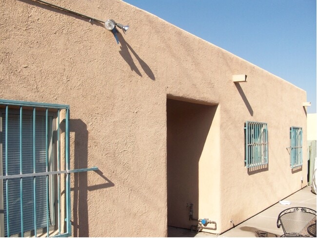 Building Photo - 814 E Lester St