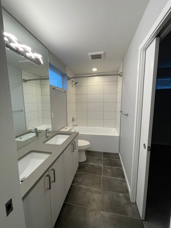 Building Photo - 820 25th Ave S