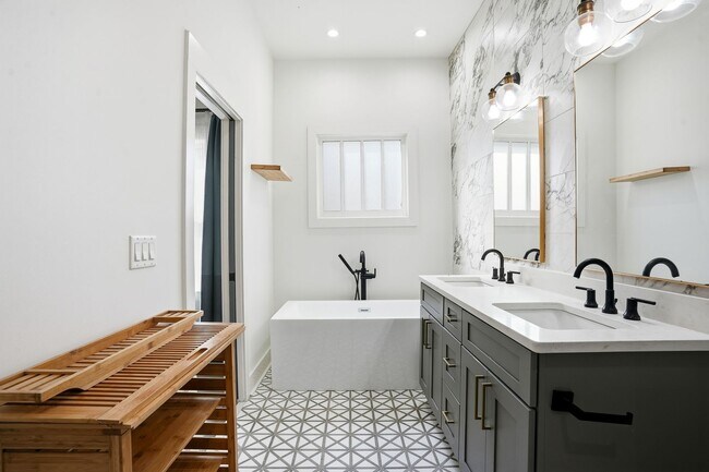 Foto del edificio - Renovated Bungalow in the West End