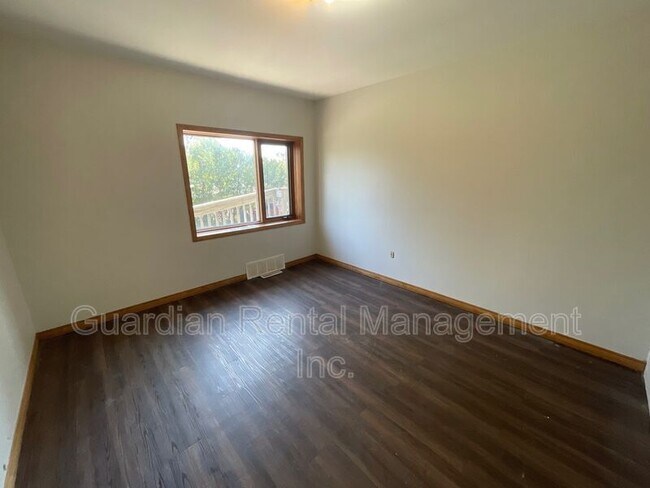Photo du bâtiment - 1227 Regina Ave