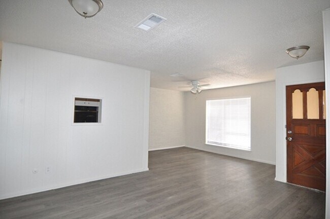 Building Photo - 6983 Cox Ln
