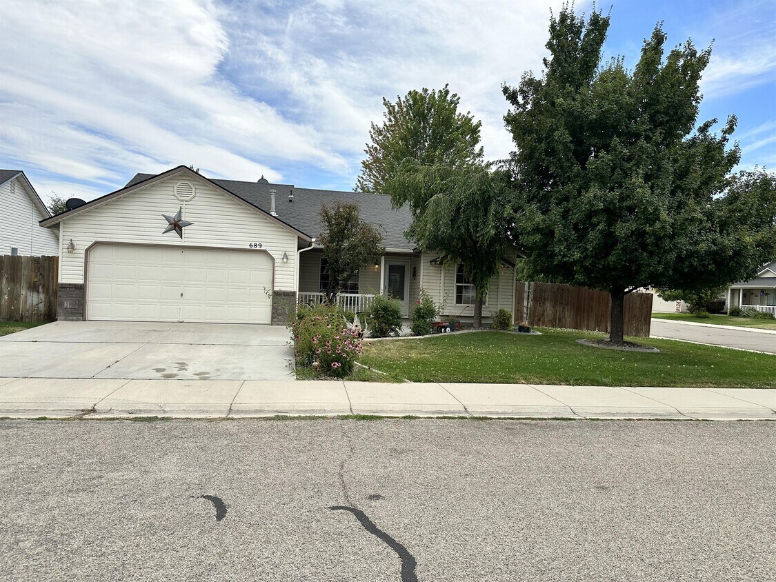 Primary Photo - 689 E Huckleberry Ct