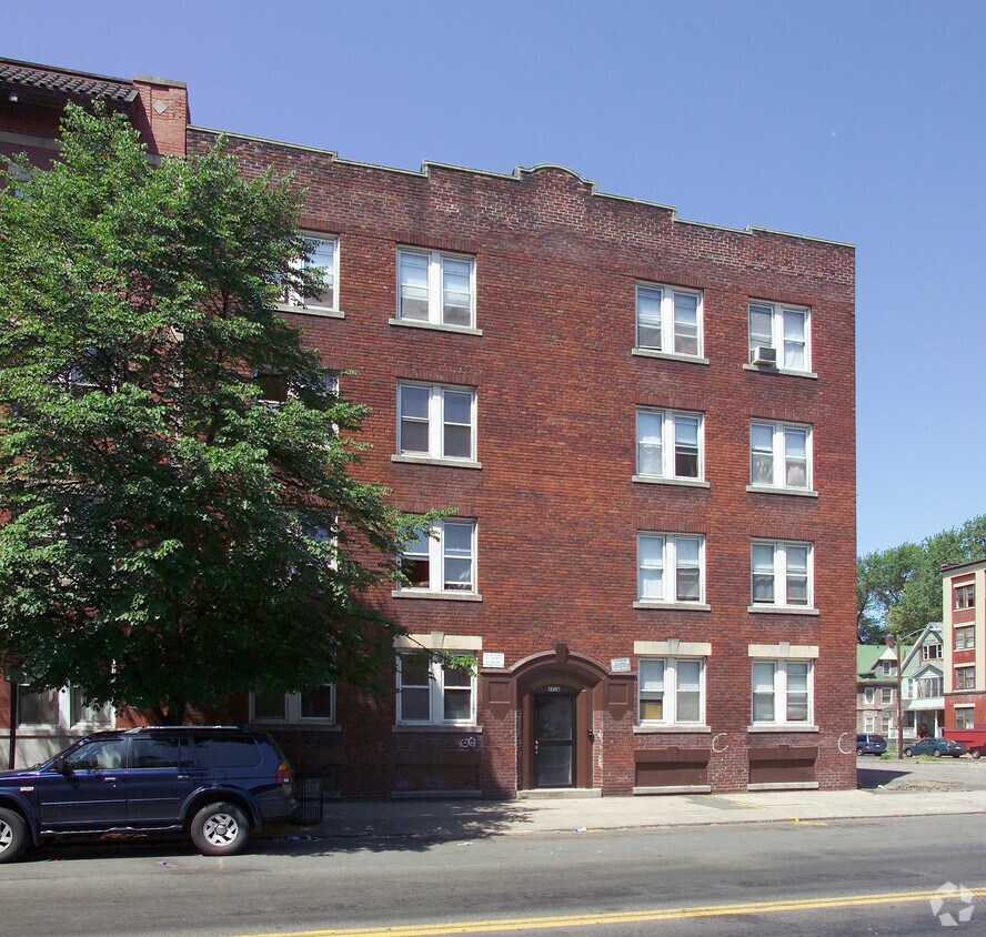 Building Photo - 2718 Main St