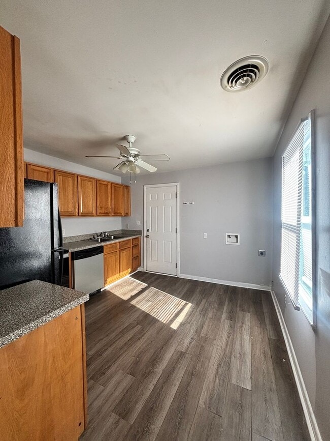 Building Photo - Adorable Two Bedroom Duplex In Truxton