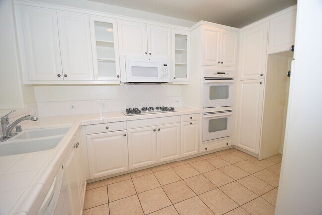 Building Photo - Beautiful 55 & Over 2 Bd + 2 Ba Condo loca...