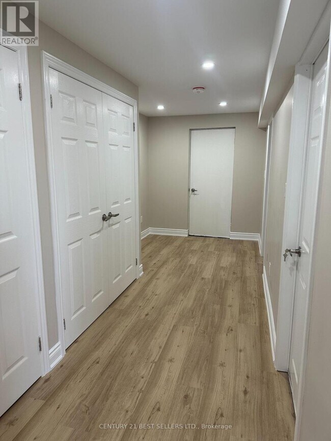 Photo du bâtiment - 4423 Glen Erin Dr