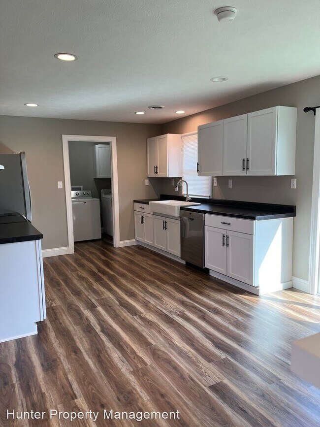 4 br, 2 bath House 1054 W Lombard St House Rental in Springfield