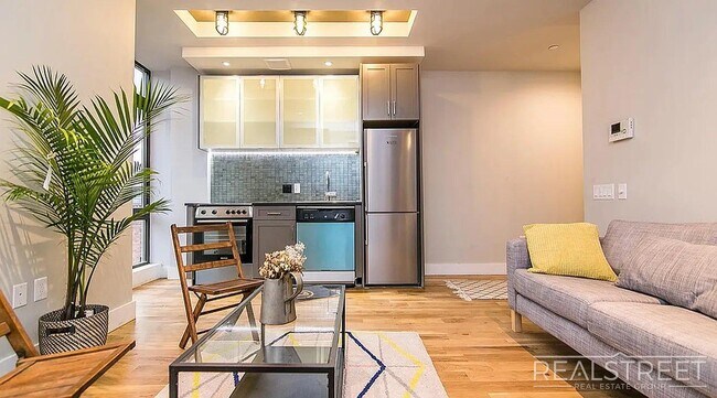 Foto del edificio - Bright 2 Bed / 1 Bath Loft-Style Residence with Multiple Balconies & Premium Amenities