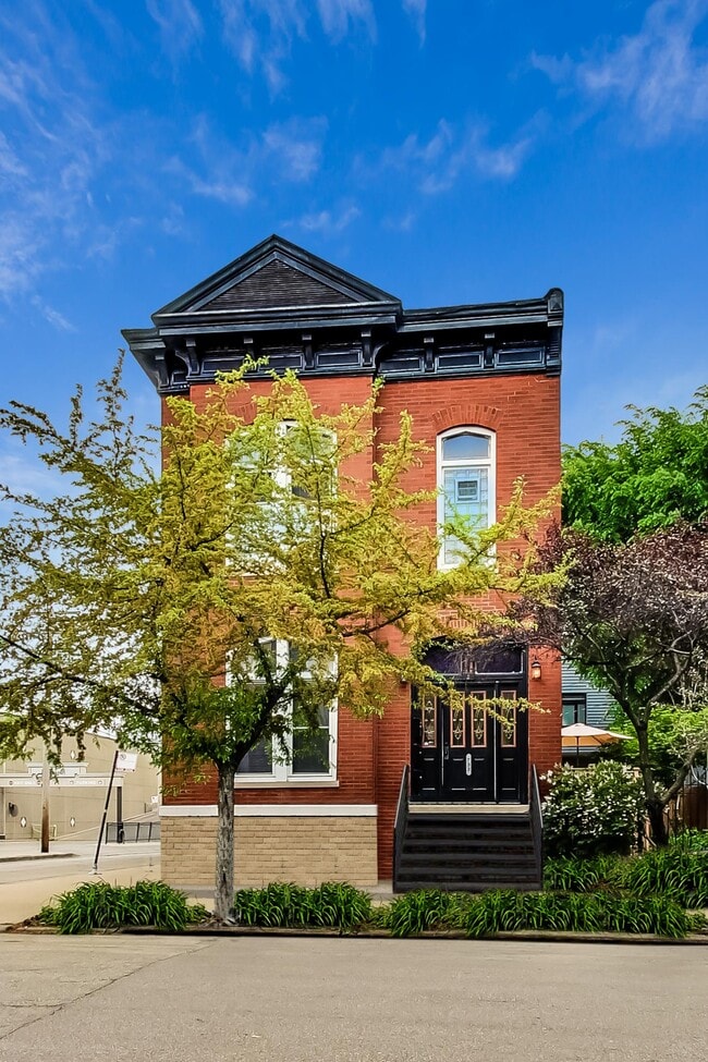 Building Photo - 733 N Hoyne Ave