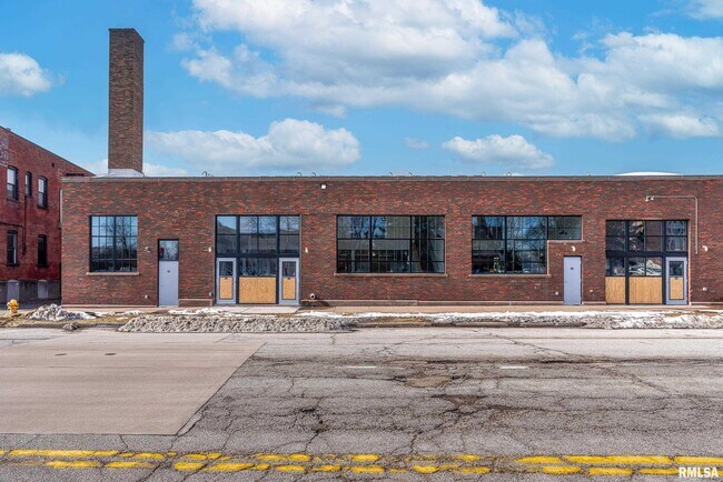 Building Photo - 601 W 2nd St