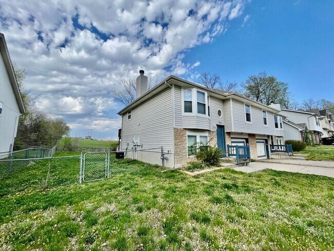 Building Photo - Spacious 3 bedroom, 2 bathroom duplex in N...
