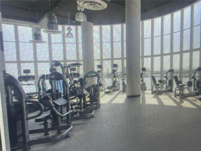 Building Photo - 1800 N Bayshore Dr