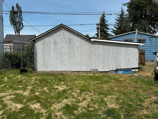 Garage w/shop - 823 E 64th St