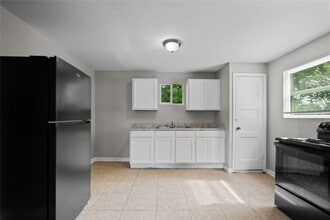 Building Photo - 2328 Boss St