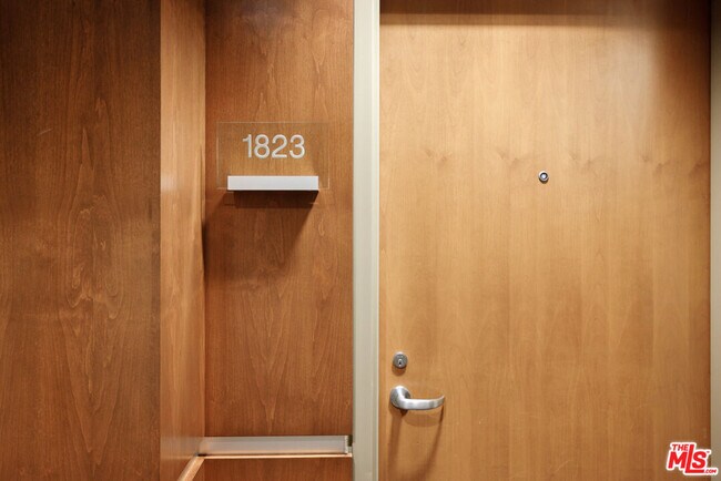Building Photo - 13700 Marina Pointe Dr