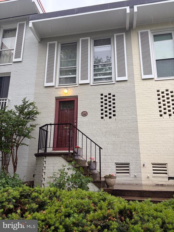 Building Photo - 206 G St SW