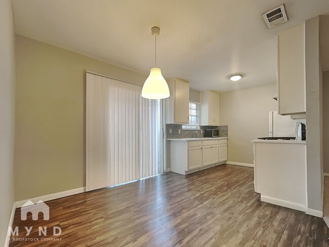 Building Photo - 1010 N Meadows Dr