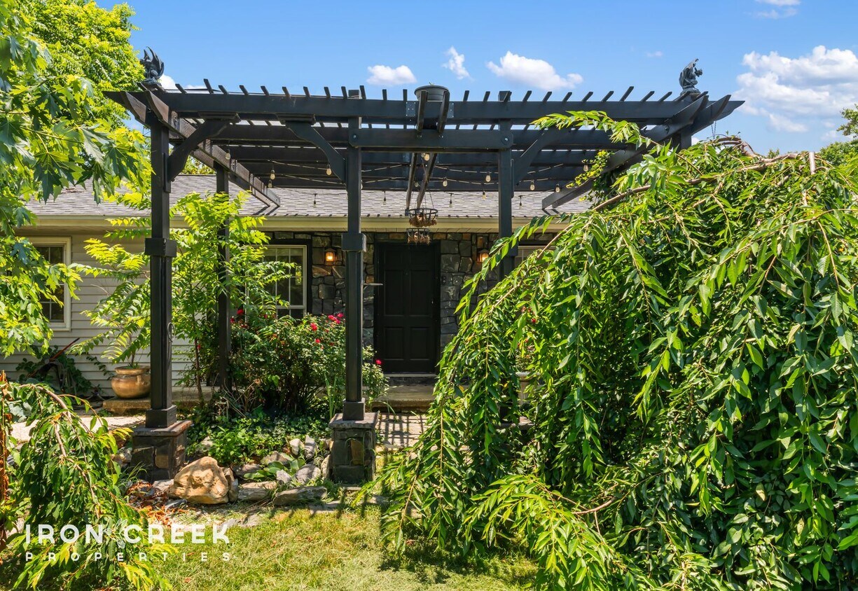 Foto principal - Beautifully Updated Three-Bedroom with Koi...