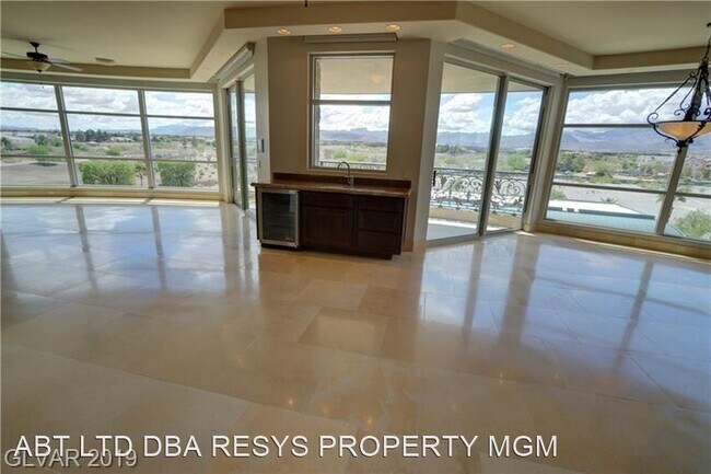 Building Photo - 4 br, 5.5 bath House - 9103 ALTA DR #301