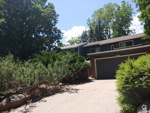 Building Photo - 859 Roxwood Ln
