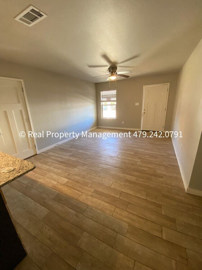 Foto del edificio - MOVE IN SPECIAL! HALF OFF MOVE IN RENT! 2 ...