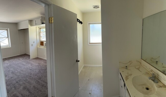 Building Photo - Large 4 bedroom / 2 Bathroom Home in Hemet