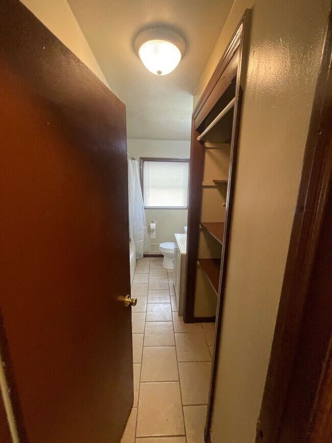 Building Photo - 3 Bedroom Single Family