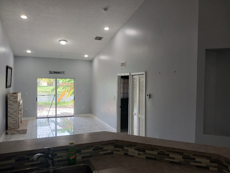 Foto del edificio - 3300 NE 11th Dr