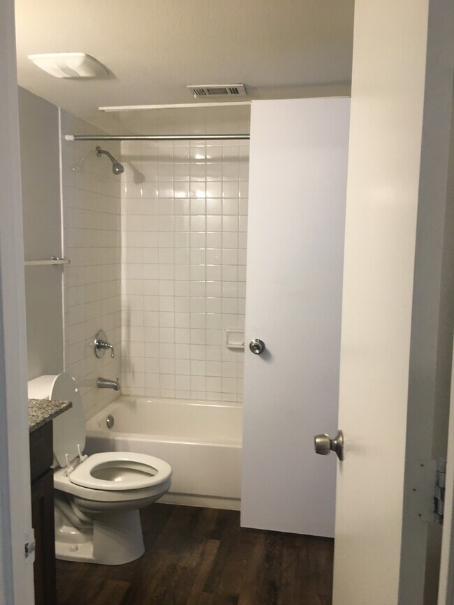 Foto del edificio - 9837 Walnut St