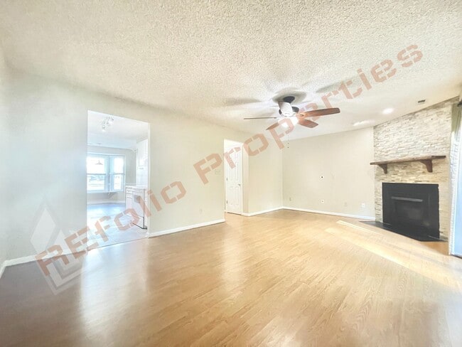 Building Photo - Cozy 3 Bedroom 2.5 Bath End unit Townhome ...