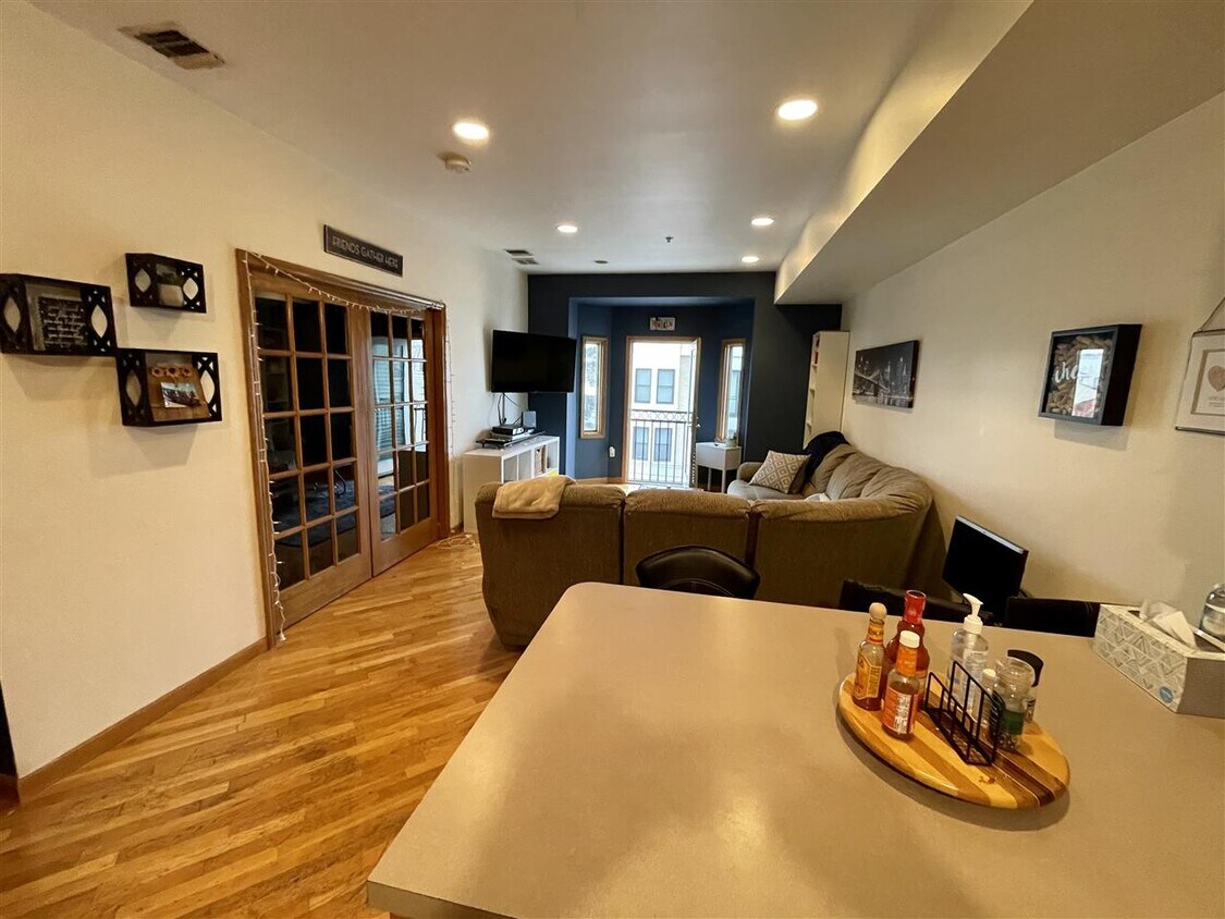 Foto principal - 605 Grand St