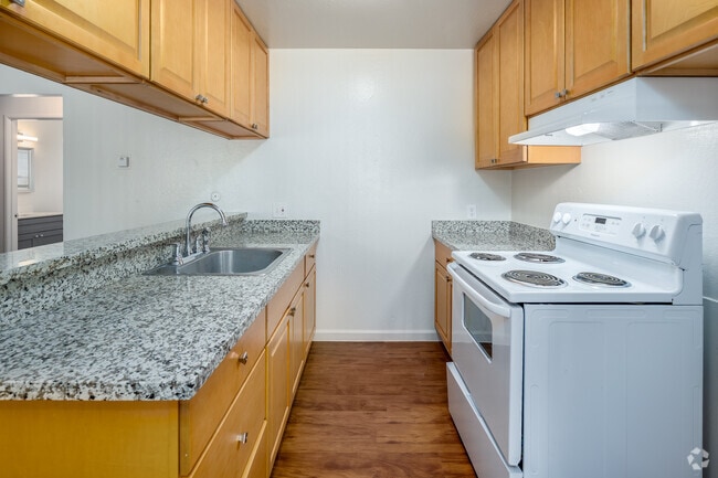 1BR, 1BA - 650SF - Kitchen - Shasta Glen Apartments