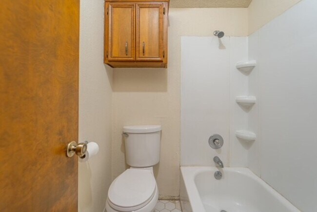 Building Photo - Spacious duplex with yard