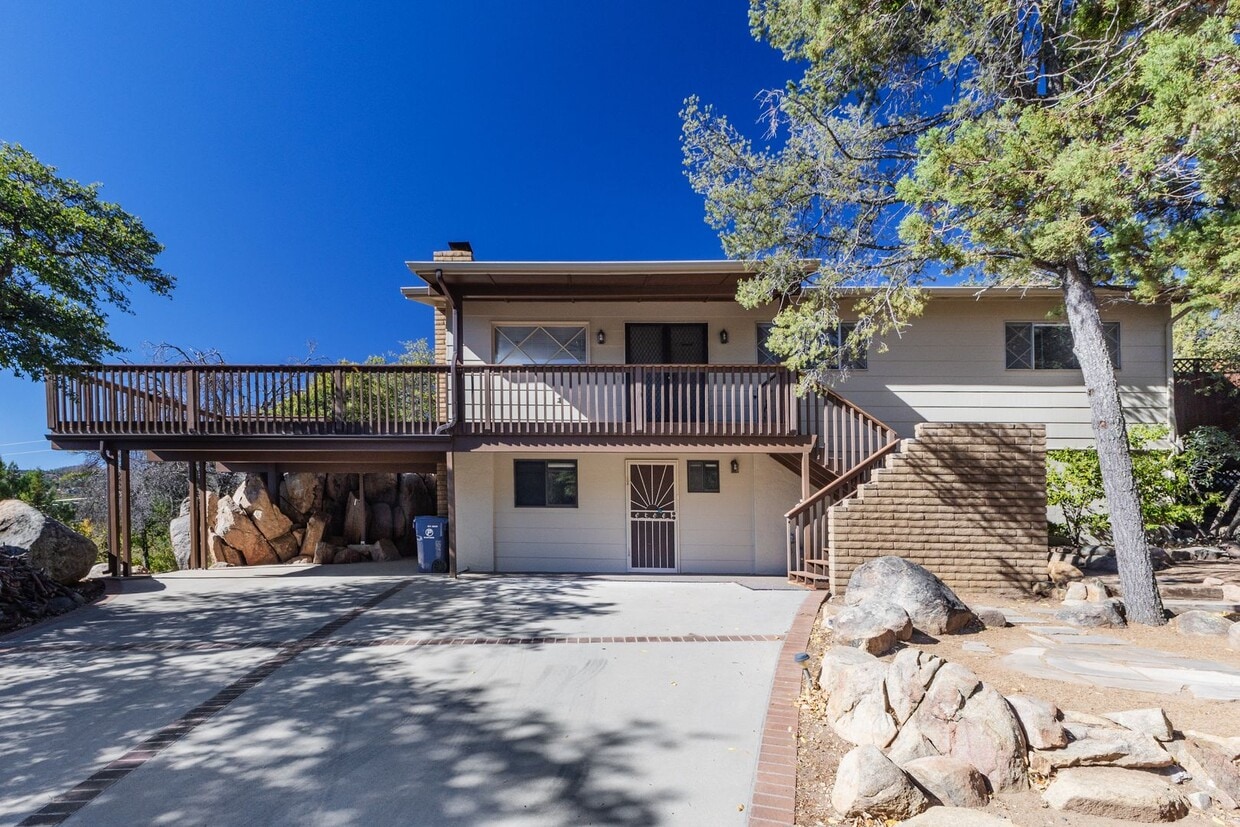 Primary Photo - 4 Bedroom, 3 Bathroom Home Near Thumb Butte!