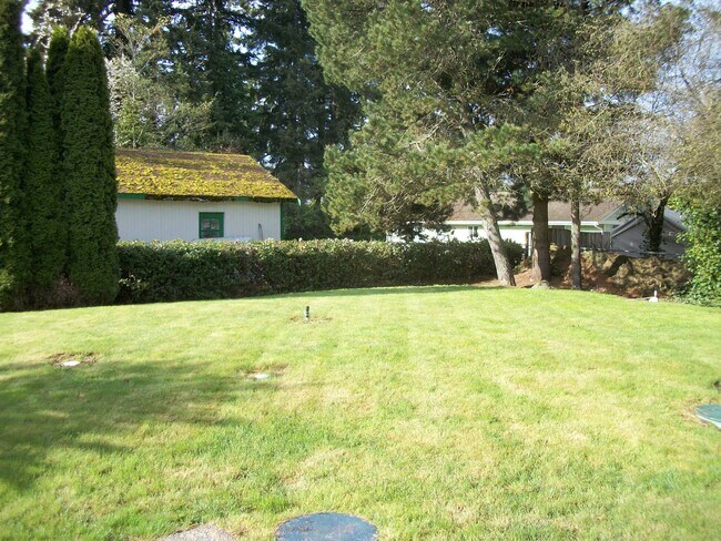 Foto del edificio - 2 Bedroom Home with Large Fenced Yard in T...