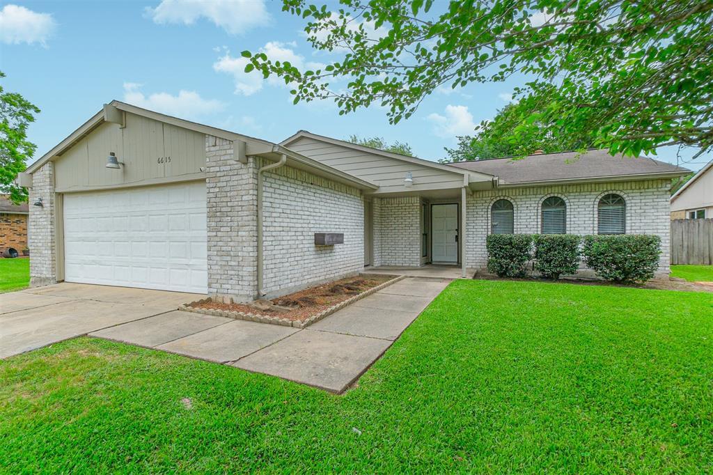 Foto principal - 6615 Blue Ridge Dr