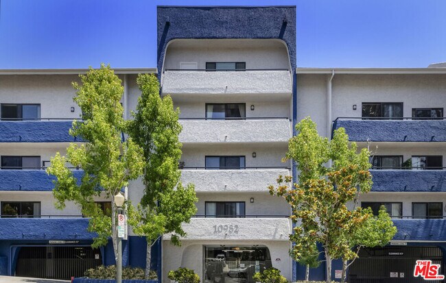 Foto del edificio - 10982 Roebling Ave